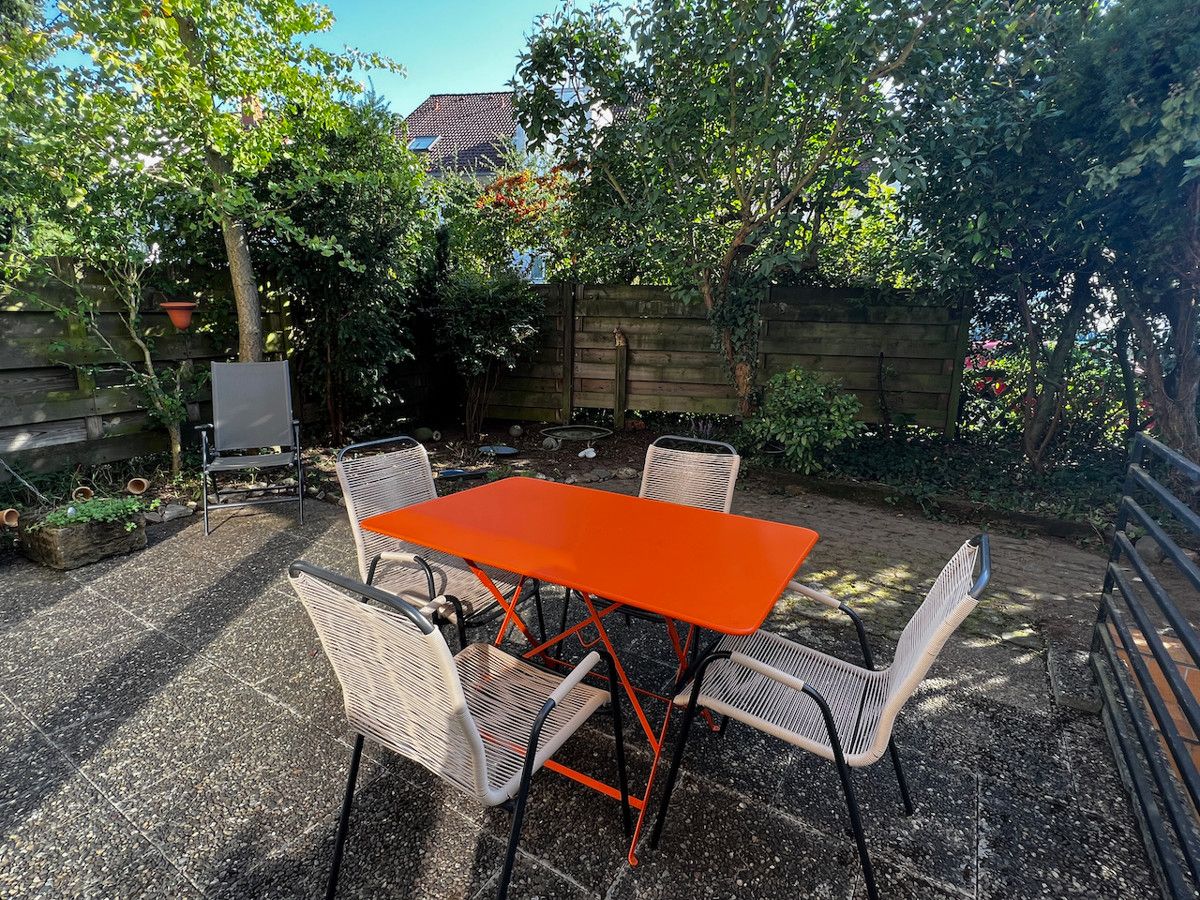 Terrasse Blick auf Fensterfront (Wohnen)