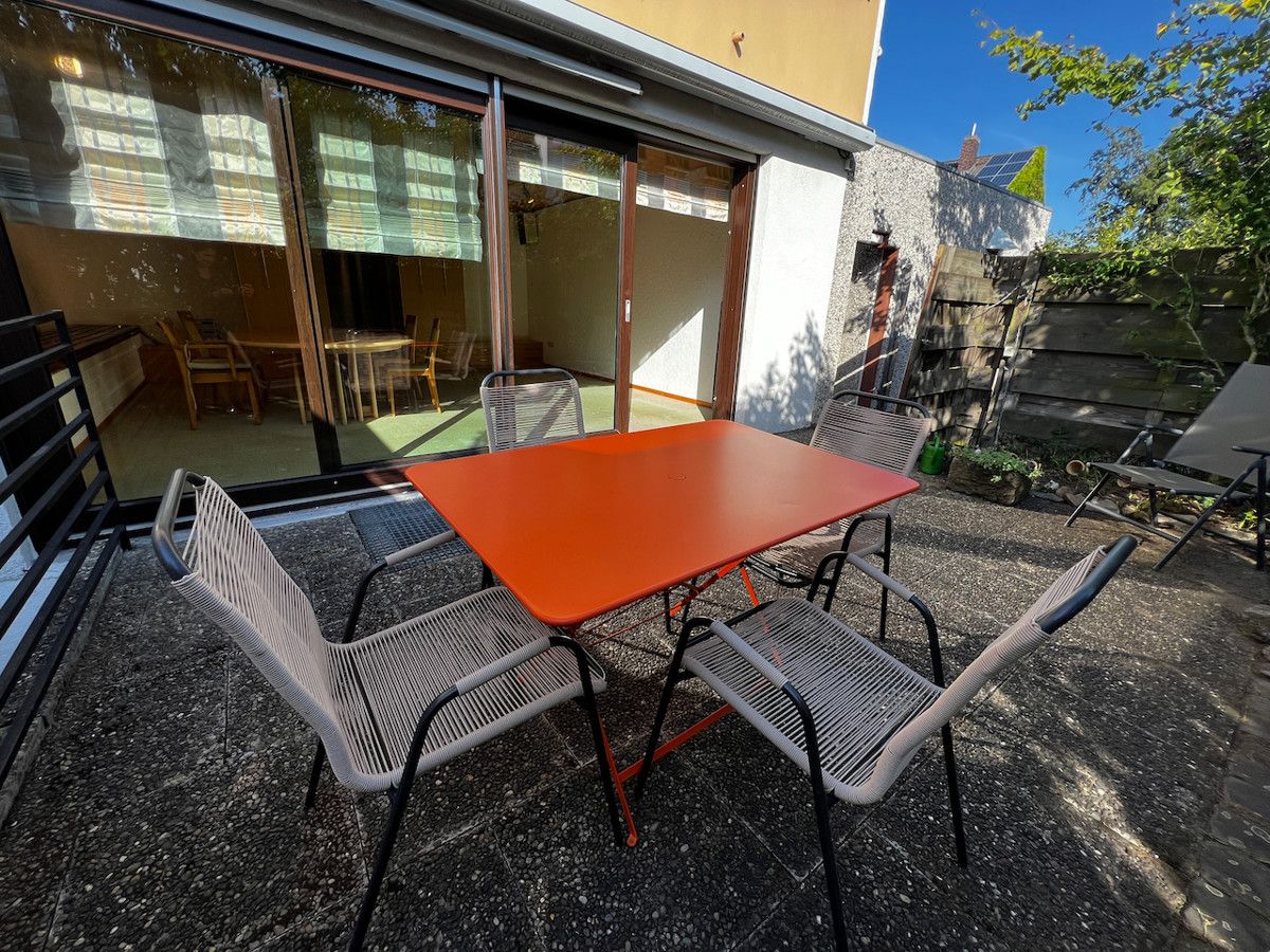 Terrasse Blick auf Fensterfront (Wohnen)